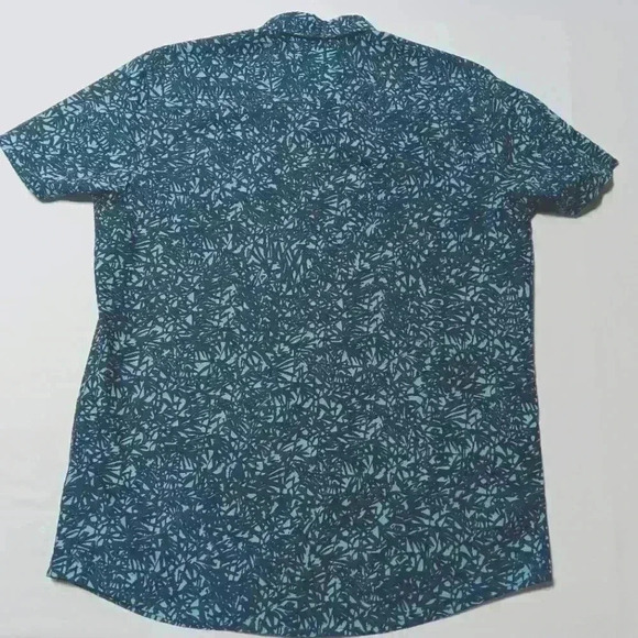 O Neill 💯 Cotton short sleeve button down shirt.  Men's size L - Picture 3 of 6